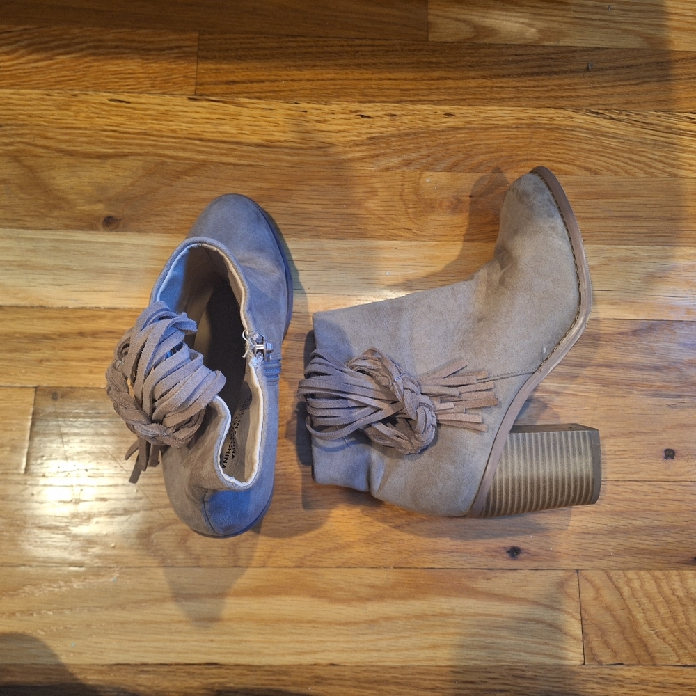 Forever 21 heeled booties, size 6